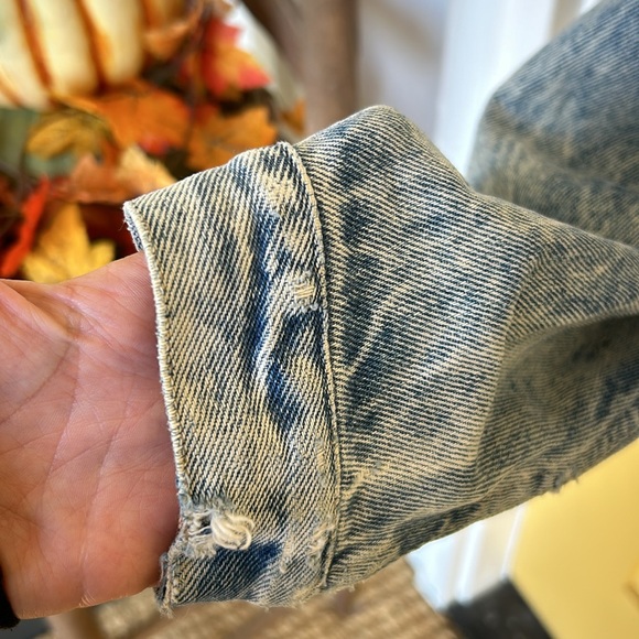 VINTAGE Jean jacket! 💕🖤⭐️ - Picture 10 of 13